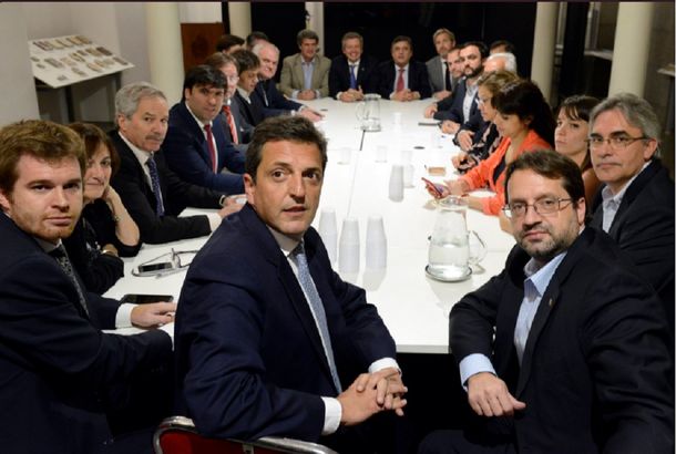 La reunión en el Congreso en la que se decidió ir a sesiones extraordinarias