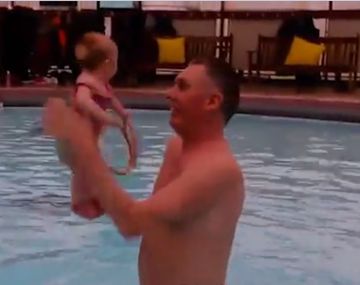La bebé que se pone de pie en la piscina se volvió viral