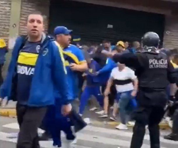 Hinchas de Boca tuvieron un enfrentamiento con la Policía previo al Superclásico.