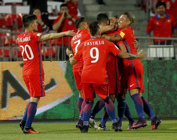 Chile celebra el gol de cabeza de Arturo Vidal ante Perú