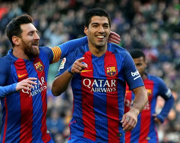 Messi y Suárez celebrando el gol del uruguayo