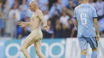 insolito: ex jugador interrumpio un partido desnudo e hizo posturas de yoga insolito: ex jugador interrumpio un partido desnudo e hizo posturas de yoga