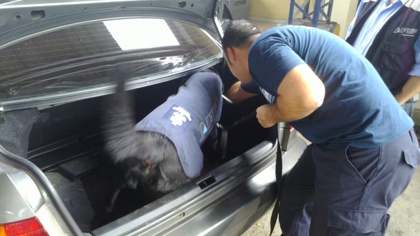Bruno revisando el vehículo en Formosa.