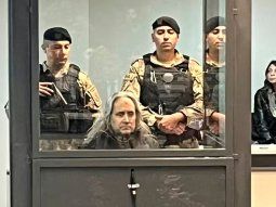 En una cabina, la Hiena Humana presencia el cuarto juicio en su contra
