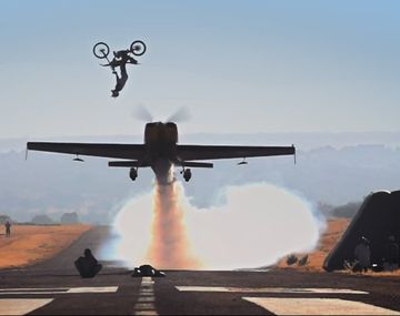 Un motociclista hace un salto mortal 
