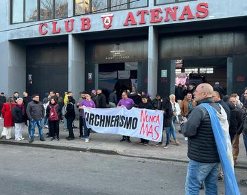 Kirchnerismo nunca más: libertarios volvieron a mostrar la provocadora bandera en La Plata