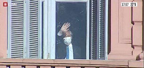 Alberto Fernández saludó a la multitud que participa de la caravana por Néstor Kirchner