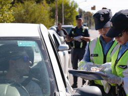 En Neuquén, donde hay muertos por falta de camas, desbarataron fiestas clandestinas y partidos de fútbol