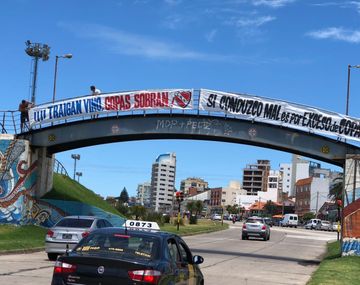 Todo Rojo: Independiente inundó Mar del Plata con afiches cargando a Racing