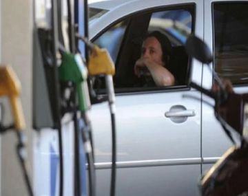 Mantener un auto chico cuesta la mitad de un salario promedio