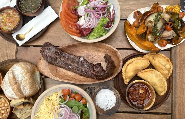 Una parrilla con técnicas innovadoras, llamativas jaulas de las carnes y una notable selección de vinos
