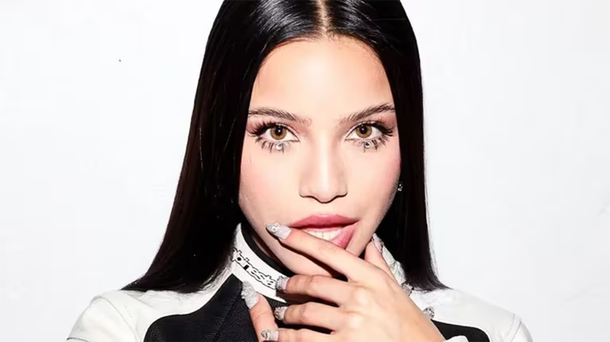 El look nocturno de Emilia Mernes: microbikini y zapatos con taco alto