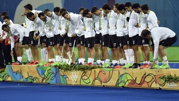 el emocionante festejo de los leones dorados del hockey el emocionante festejo de los leones dorados del hockey