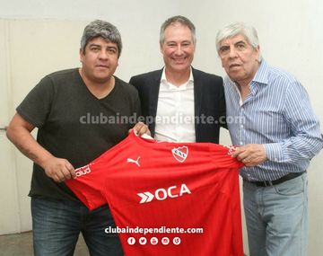 Holan, junto a Pablo y Hugo Moyano