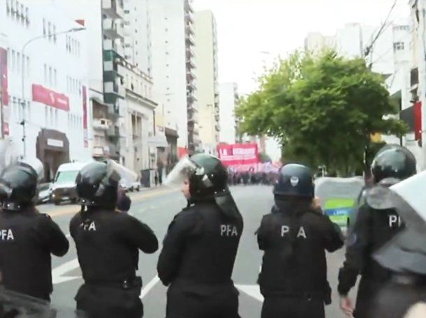 Tensión en Puente Pueyrredón en medio del paro de hoy de la CGT