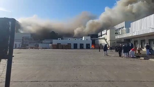Importante incendio en un frigorífico generó humo y preocupación en La Plata