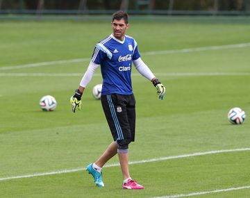 Andújar se fracturó la muñeca y será reemplazado por Marchesín