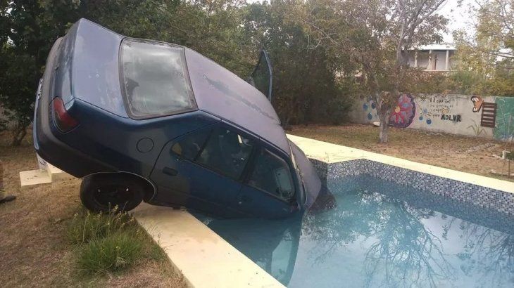 Un auto sin conductor atropelló a su dueña y cayó a una piscina