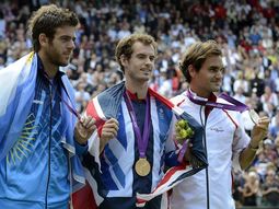 El tenista argentino Juan Martin Del Potro medalla de bronce, el británico Andy Murray, medalla de oro, y el suizo Roger Federer, medalla de plata, posan durante la ceremonia d El tenista argentino Juan Martin Del Potro medalla de bronce, el británico Andy Murray, medalla de oro, y el suizo Roger Federer, medalla de plata, posan durante la ceremonia d