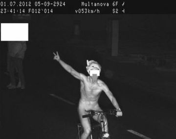 Un radar sorprende a un ciclista desnudo a alta velocidad