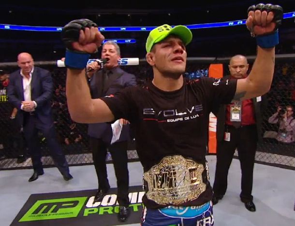 El nuevo campeón: Dos Anjos sometió a Pettis y le sacó el cinturón