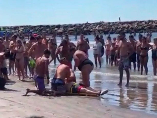 Momento dramático con final feliz en Mar del Plata: así le salvaron la vida a un hombre en la playa