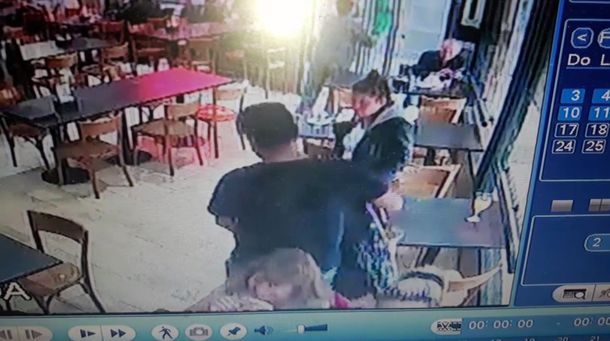 Agentes de seguridad privada lincharon a un carterista que fue filmado in fraganti