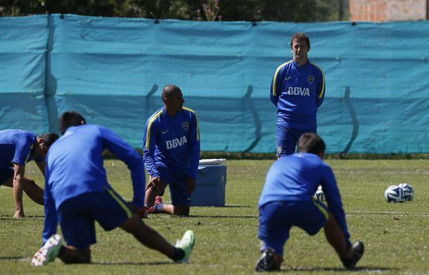 Arruabarrena perdió una apuesta con el plantel de Boca y tuvo que pagar