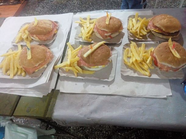 Salta: una sandwichería regala hamburguesas a los policías