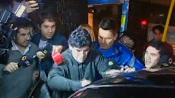 otro escandalo de maradona: enojado, agredio a periodistas otro escandalo de maradona: enojado, agredio a periodistas
