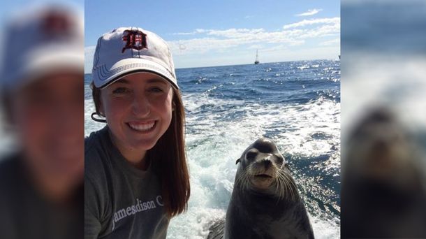 Raylin (la de la izquierda) le agradeció el saludo a su papá