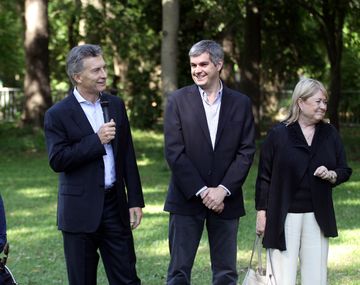 El dress code macrista: camisa celeste sin corbata