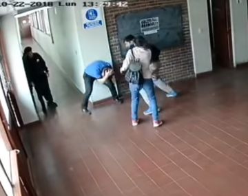Brutal golpiza de un padre a un preceptor acusado de abusar de su hija
