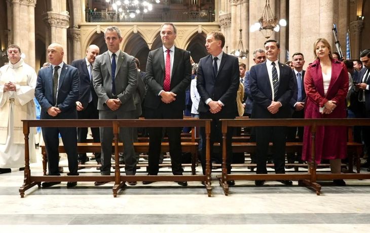 Adorni y Kicillof coincidieron en la misa en homenaje al papa Francisco