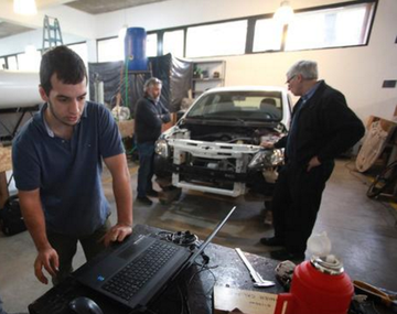 Tomás y su equipo trabajando en la UNLP con el VW Gol modificado (Foto: gentileza diario El Día)