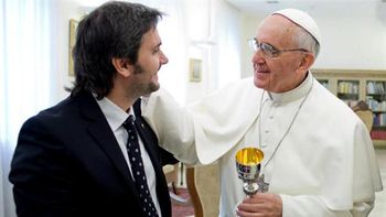el papa recibio el caliz del orfebre argentino pallarols