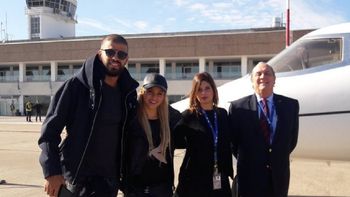 Piqué, con nuevo look, y Shakira con gorra sobre la pista Piqué, con nuevo look, y Shakira con gorra sobre la pista