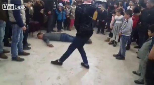 Se dio un terrible golpe cuando trató de dar una vuelta en el aire