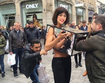 VIDEO: Detienen a artista que permitía que le toquen los pechos y los genitales