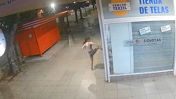 mar del plata: una mujer rompio una vidriera, se hirio y perdio mucha sangre mar del plata: una mujer rompio una vidriera, se hirio y perdio mucha sangre