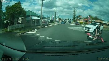 Una moto se manda mal y choca contra dos vehículos Una moto se manda mal y choca contra dos vehículos
