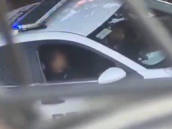 Una mujer policía protagoniza un video viral por tener sexo en un patrullero