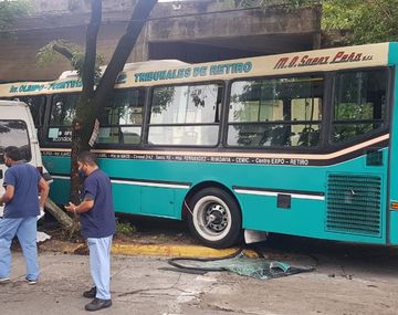 Un colectivo y una furgoneta se incrustaron contra un comercio: ocho personas heridas