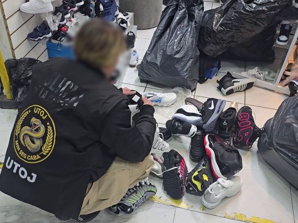 Operativo en Flores por zapatillas de contrabando Operativo en Flores por zapatillas de contrabando
