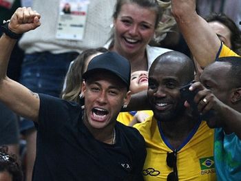 Como un hincha más: Neymar celebró en la tribuna el oro del vóley