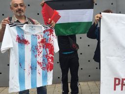 Los manifestas y la camiseta manchada de sangre (foto: @guardaceci)