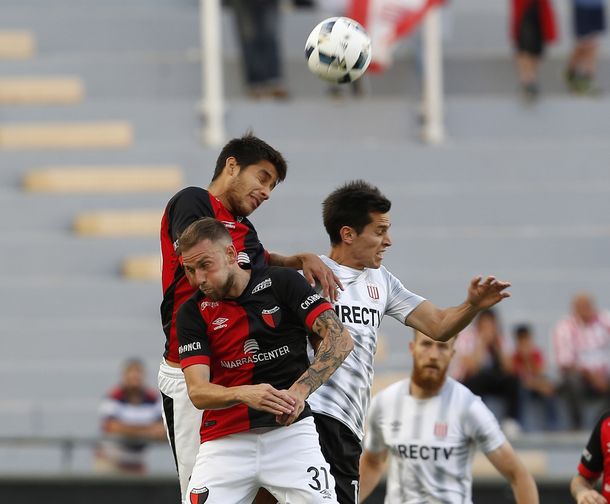Estudiantes enfrenta a Colón en La Plata
