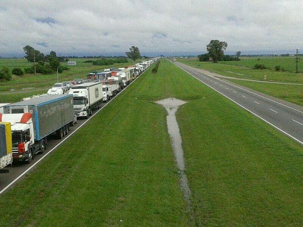 La autopista Buenos Aires-Rosario fue habilitada con precaución tras el desborde de un arroyo