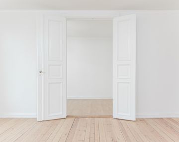 Este truco viral en TikTok cuenta cómo hacer para que la puerta no raspe más el suelo.&nbsp;