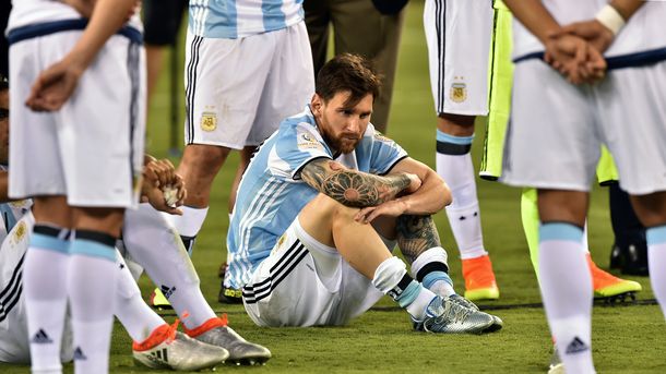 Lionel Messi desconsolado con la camiseta de la Selección argentina Lionel Messi desconsolado con la camiseta de la Selección argentina